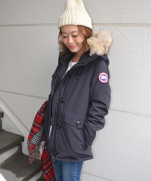 CANADA GOOSE（カナダグース）の「CANADA GOOSE:CHARLOTTE（ダウンジャケット/コート・レディース・ネイビー/オリーブ・SMALL）」の2枚目の写真