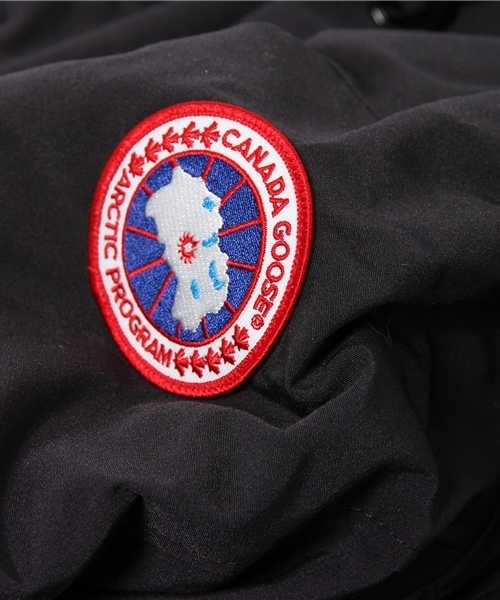 CANADA GOOSE（カナダグース）の「CANADA GOOSE:CHARLOTTE（ダウンジャケット/コート・レディース・ネイビー/オリーブ・SMALL）」の5枚目の写真