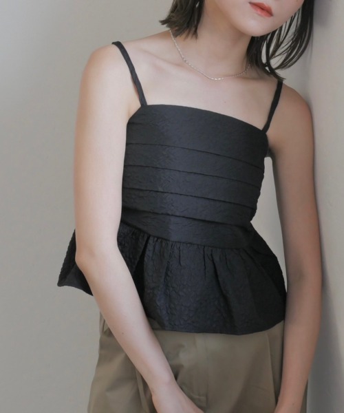 Reurie'（レウリィ）の「エンボスペプラムキャミ／emboss peplum cami ビスチェ ノースリーブ ふくれジャガード 重ね着 レイヤード ハイウエスト  大人カジュアル シンプル 綺麗め ガーリー 韓国 ぽこぽこ でこぼこ 黒 白 ブラック ホワイト モノトーン（キャミソール・レディース・ブラック/ホワイト・FREE）」の2枚目の写真