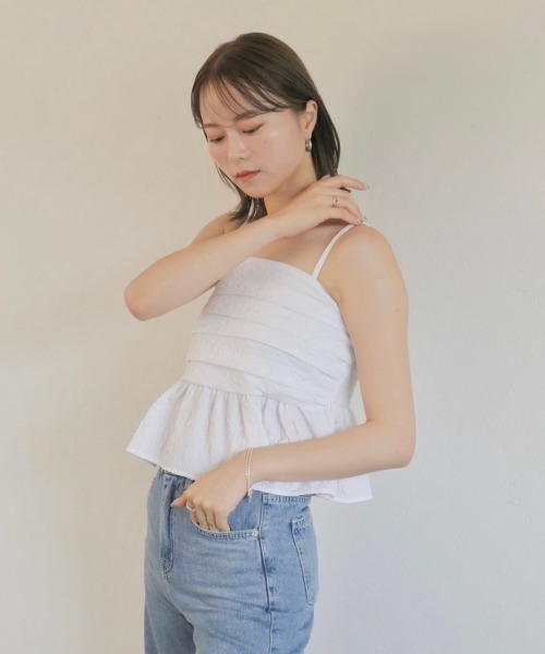 Reurie'（レウリィ）の「エンボスペプラムキャミ／emboss peplum cami ビスチェ ノースリーブ ふくれジャガード 重ね着 レイヤード ハイウエスト  大人カジュアル シンプル 綺麗め ガーリー 韓国 ぽこぽこ でこぼこ 黒 白 ブラック ホワイト モノトーン（キャミソール・レディース・ブラック/ホワイト・FREE）」の16枚目の写真