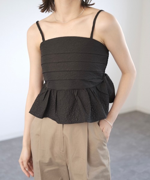 Reurie'（レウリィ）の「エンボスペプラムキャミ／emboss peplum cami ビスチェ ノースリーブ ふくれジャガード 重ね着 レイヤード ハイウエスト  大人カジュアル シンプル 綺麗め ガーリー 韓国 ぽこぽこ でこぼこ 黒 白 ブラック ホワイト モノトーン（キャミソール・レディース・ブラック/ホワイト・FREE）」の5枚目の写真