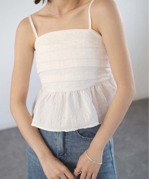 Reurie'（レウリィ）の「エンボスペプラムキャミ／emboss peplum cami ビスチェ ノースリーブ ふくれジャガード 重ね着 レイヤード ハイウエスト  大人カジュアル シンプル 綺麗め ガーリー 韓国 ぽこぽこ でこぼこ 黒 白 ブラック ホワイト モノトーン（キャミソール・レディース・ブラック/ホワイト・FREE）」の4枚目の写真