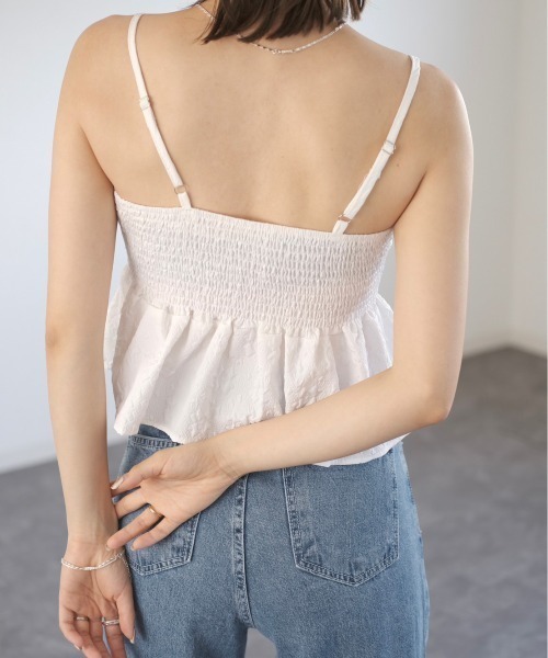 Reurie'（レウリィ）の「エンボスペプラムキャミ／emboss peplum cami ビスチェ ノースリーブ ふくれジャガード 重ね着 レイヤード ハイウエスト  大人カジュアル シンプル 綺麗め ガーリー 韓国 ぽこぽこ でこぼこ 黒 白 ブラック ホワイト モノトーン（キャミソール・レディース・ブラック/ホワイト・FREE）」の20枚目の写真