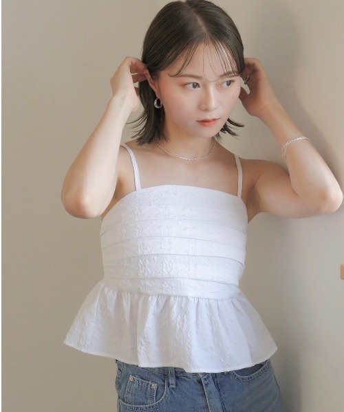 Reurie'（レウリィ）の「エンボスペプラムキャミ／emboss peplum cami ビスチェ ノースリーブ ふくれジャガード 重ね着 レイヤード ハイウエスト  大人カジュアル シンプル 綺麗め ガーリー 韓国 ぽこぽこ でこぼこ 黒 白 ブラック ホワイト モノトーン（キャミソール・レディース・ブラック/ホワイト・FREE）」の8枚目の写真