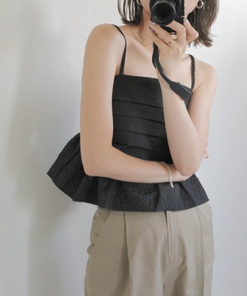 Reurie'（レウリィ）の「エンボスペプラムキャミ／emboss peplum cami ビスチェ ノースリーブ ふくれジャガード 重ね着 レイヤード ハイウエスト  大人カジュアル シンプル 綺麗め ガーリー 韓国 ぽこぽこ でこぼこ 黒 白 ブラック ホワイト モノトーン（キャミソール・レディース・ブラック/ホワイト・FREE）」の11枚目の写真