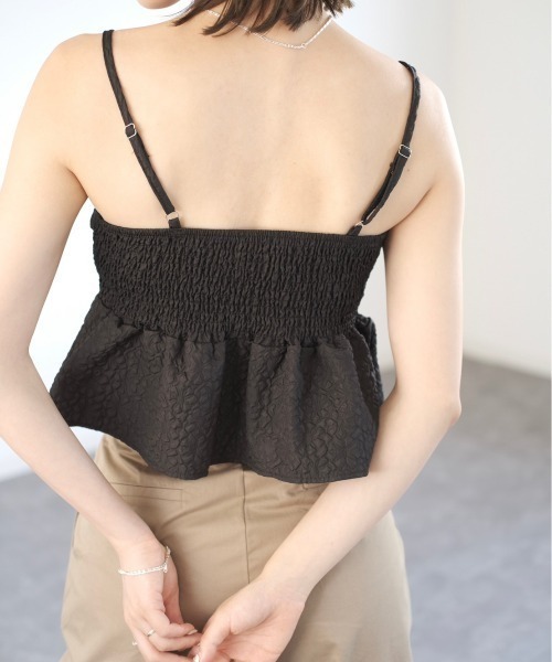 Reurie'（レウリィ）の「エンボスペプラムキャミ／emboss peplum cami ビスチェ ノースリーブ ふくれジャガード 重ね着 レイヤード ハイウエスト  大人カジュアル シンプル 綺麗め ガーリー 韓国 ぽこぽこ でこぼこ 黒 白 ブラック ホワイト モノトーン（キャミソール・レディース・ブラック/ホワイト・FREE）」の14枚目の写真