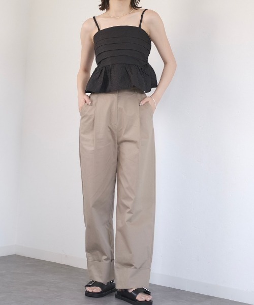 Reurie'（レウリィ）の「エンボスペプラムキャミ／emboss peplum cami ビスチェ ノースリーブ ふくれジャガード 重ね着 レイヤード ハイウエスト  大人カジュアル シンプル 綺麗め ガーリー 韓国 ぽこぽこ でこぼこ 黒 白 ブラック ホワイト モノトーン（キャミソール・レディース・ブラック/ホワイト・FREE）」の15枚目の写真