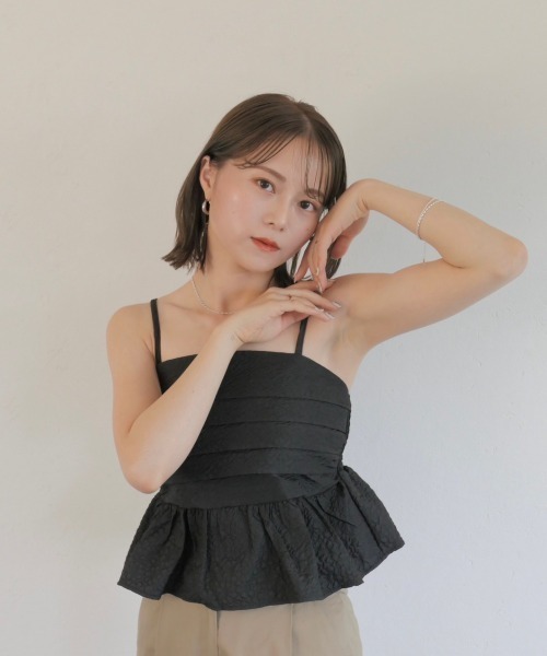 Reurie'（レウリィ）の「エンボスペプラムキャミ／emboss peplum cami ビスチェ ノースリーブ ふくれジャガード 重ね着 レイヤード ハイウエスト  大人カジュアル シンプル 綺麗め ガーリー 韓国 ぽこぽこ でこぼこ 黒 白 ブラック ホワイト モノトーン（キャミソール・レディース・ブラック/ホワイト・FREE）」の6枚目の写真