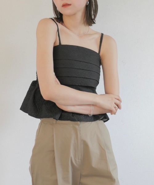 Reurie'（レウリィ）の「エンボスペプラムキャミ／emboss peplum cami ビスチェ ノースリーブ ふくれジャガード 重ね着 レイヤード ハイウエスト  大人カジュアル シンプル 綺麗め ガーリー 韓国 ぽこぽこ でこぼこ 黒 白 ブラック ホワイト モノトーン（キャミソール・レディース・ブラック/ホワイト・FREE）」の21枚目の写真