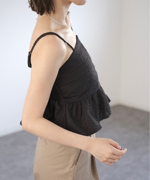 Reurie'（レウリィ）の「エンボスペプラムキャミ／emboss peplum cami ビスチェ ノースリーブ ふくれジャガード 重ね着 レイヤード ハイウエスト  大人カジュアル シンプル 綺麗め ガーリー 韓国 ぽこぽこ でこぼこ 黒 白 ブラック ホワイト モノトーン（キャミソール・レディース・ブラック/ホワイト・FREE）」の13枚目の写真