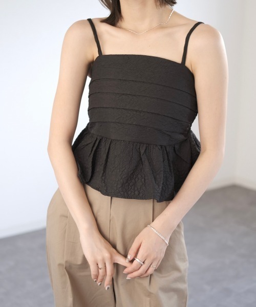 Reurie'（レウリィ）の「エンボスペプラムキャミ／emboss peplum cami ビスチェ ノースリーブ ふくれジャガード 重ね着 レイヤード ハイウエスト  大人カジュアル シンプル 綺麗め ガーリー 韓国 ぽこぽこ でこぼこ 黒 白 ブラック ホワイト モノトーン（キャミソール・レディース・ブラック/ホワイト・FREE）」の12枚目の写真