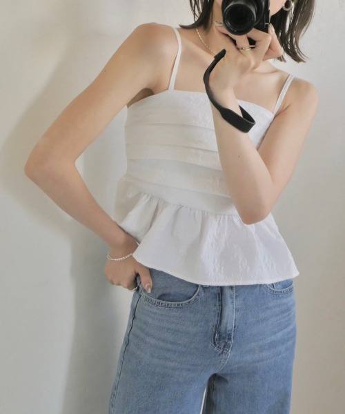 Reurie'（レウリィ）の「エンボスペプラムキャミ／emboss peplum cami ビスチェ ノースリーブ ふくれジャガード 重ね着 レイヤード ハイウエスト  大人カジュアル シンプル 綺麗め ガーリー 韓国 ぽこぽこ でこぼこ 黒 白 ブラック ホワイト モノトーン（キャミソール・レディース・ブラック/ホワイト・FREE）」の3枚目の写真