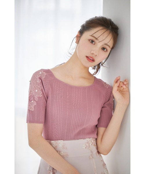 トッコクローゼット tocco closet パールビジュー付きフラワー刺繍シアースリーブ切り替えランダムリブニットプルオーバー （ピンク） パールビジュー付きフラワー刺繍シアースリーブ切り替えランダム