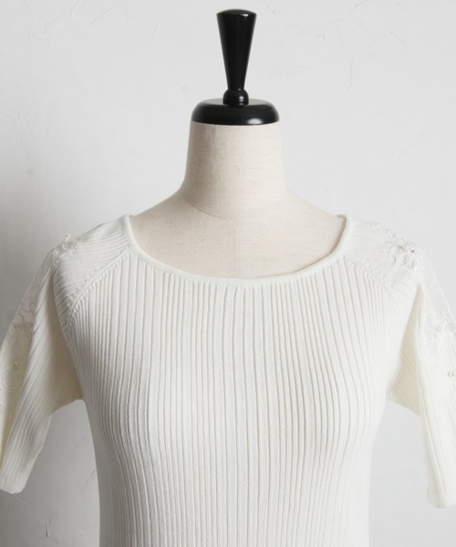 トッコクローゼット tocco closet パールビジュー付きフラワー刺繍シアースリーブ切り替えランダムリブニットプルオーバー （ピンク） パールビジュー付きフラワー刺繍シアースリーブ切り替えランダム