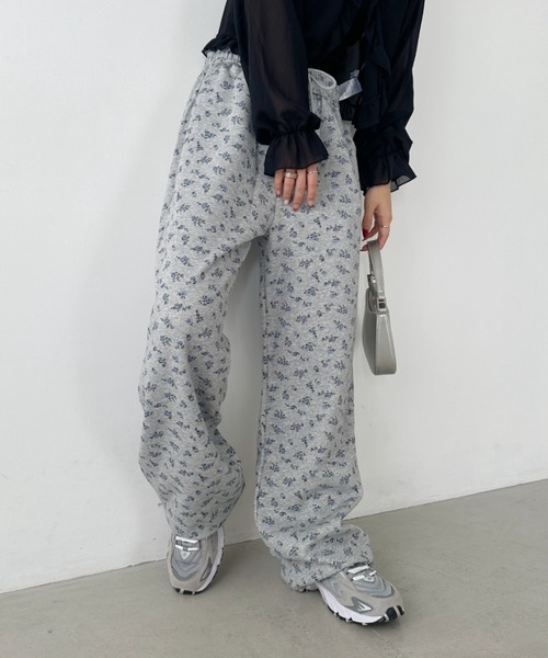 CLEA(クレア)の「フラワープリントスウェットパンツ(スウェットパンツ・レディース・グレー/ブラック・M)」の1枚目の写真