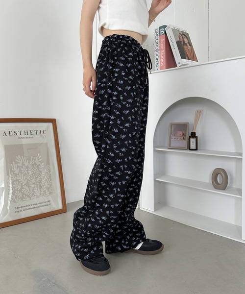 CLEA(クレア)の「フラワープリントスウェットパンツ(スウェットパンツ・レディース・グレー/ブラック・M)」の3枚目の写真