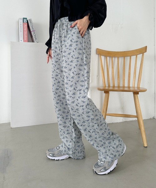 CLEA(クレア)の「フラワープリントスウェットパンツ(スウェットパンツ・レディース・グレー/ブラック・M)」の5枚目の写真