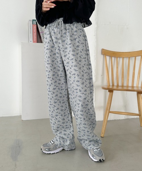 CLEA(クレア)の「フラワープリントスウェットパンツ(スウェットパンツ・レディース・グレー/ブラック・M)」の4枚目の写真