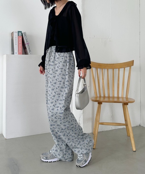 CLEA(クレア)の「フラワープリントスウェットパンツ(スウェットパンツ・レディース・グレー/ブラック・M)」の7枚目の写真