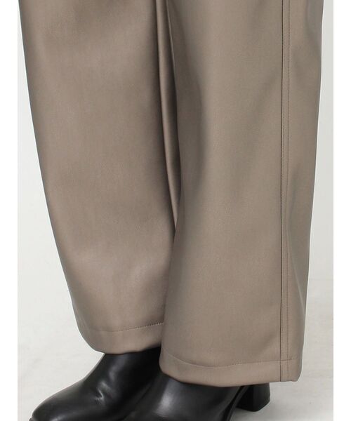 MURUA（ムルーア）の「スイッチフェイクレザーパンツ（その他パンツ・レディース・ブラック/アイボリー/ブラウン・1/2）」の21枚目の写真