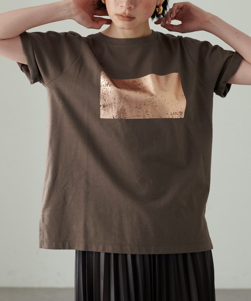 LARUTA（ラルータ）の「【LARUTA】汗染み防止箔ロゴT（Tシャツ/カットソー・レディース・スミクロ/オフホワイト/グレー/ブラウン・FREE）」の4枚目の写真