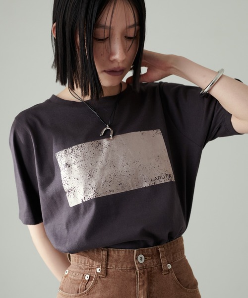 LARUTA（ラルータ）の「【LARUTA】汗染み防止箔ロゴT（Tシャツ/カットソー・レディース・スミクロ/オフホワイト/グレー/ブラウン・FREE）」の3枚目の写真