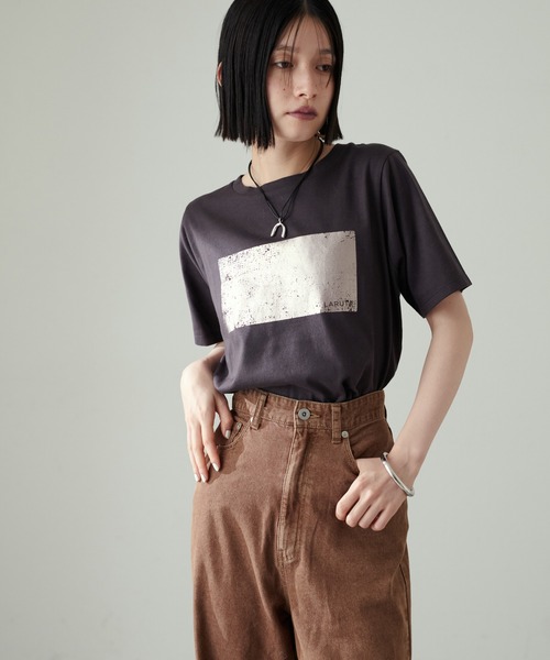 LARUTA（ラルータ）の「【LARUTA】汗染み防止箔ロゴT（Tシャツ/カットソー・レディース・スミクロ/オフホワイト/グレー/ブラウン・FREE）」の17枚目の写真