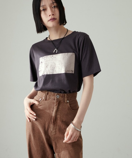 LARUTA（ラルータ）の「【LARUTA】汗染み防止箔ロゴT（Tシャツ/カットソー・レディース・スミクロ/オフホワイト/グレー/ブラウン・FREE）」の18枚目の写真