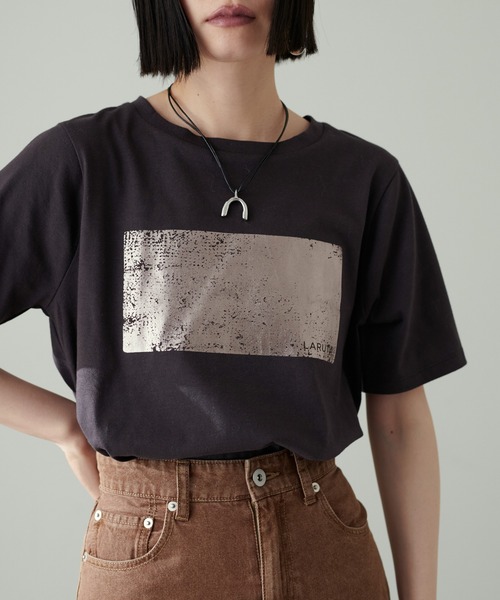LARUTA（ラルータ）の「【LARUTA】汗染み防止箔ロゴT（Tシャツ/カットソー・レディース・スミクロ/オフホワイト/グレー/ブラウン・FREE）」の16枚目の写真