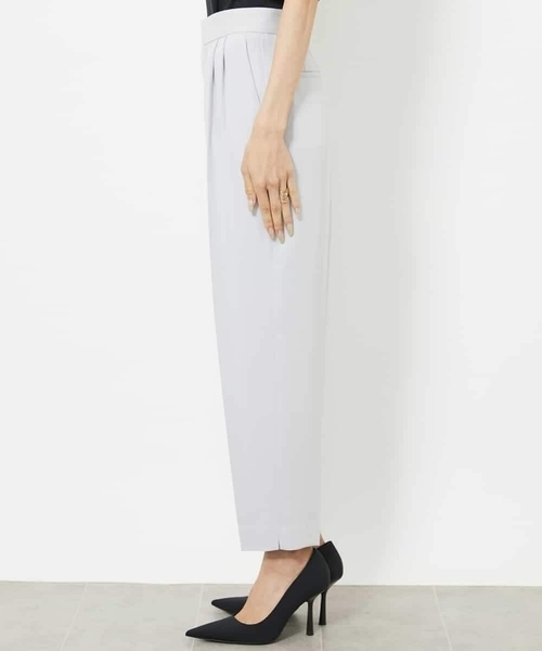 MICHEL KLEIN（ミッシェル・クラン）の「ドライサテンテーパードパンツ（その他パンツ・レディース・ライトグレー/ブラック・38）」の3枚目の写真