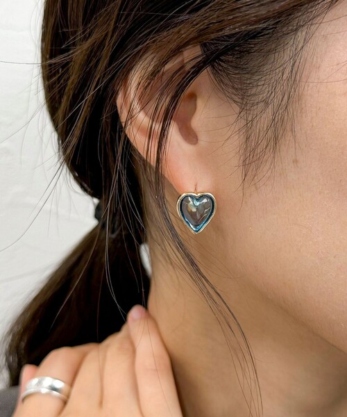 fredy emue（フレディエミュ）の「クリアハートワンタッチピアス（ピアス（両耳用）・レディース・ピンク/グリーン/ブルー/ゴールド・FREE）」の3枚目の写真