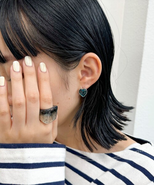 fredy emue（フレディエミュ）の「クリアハートワンタッチピアス（ピアス（両耳用）・レディース・ピンク/グリーン/ブルー/ゴールド・FREE）」の2枚目の写真