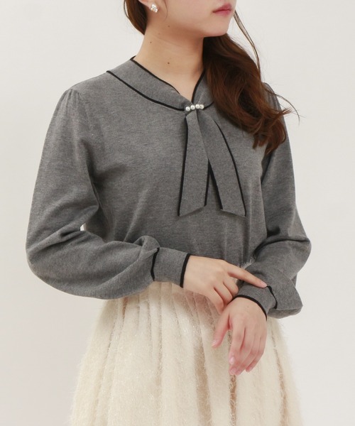 ASTORIA ODIER（アストリアオディール）の「パール装飾  配色ボウタイニットプルオーバー（ニット/セーター・レディース・グレイッシュブルー/ライトグレー/ブラック/アイボリー・MEDIUM/LARGE）」の4枚目の写真