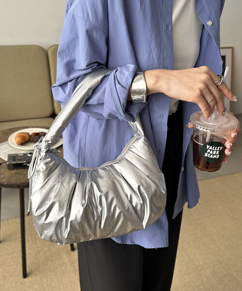 DISCOAT(ディスコート)の「メタリッグギャザーホーボーバッグ(ハンドバッグ・レディース・シャンパン/ホワイト/ブラック/シルバー・FREE)」の3枚目の写真