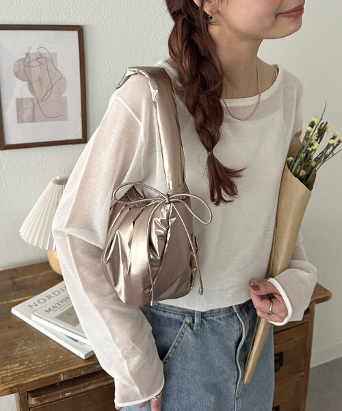 DISCOAT(ディスコート)の「メタリッグギャザーホーボーバッグ(ハンドバッグ・レディース・シャンパン/ホワイト/ブラック/シルバー・FREE)」の4枚目の写真