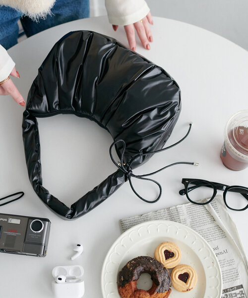 DISCOAT(ディスコート)の「メタリッグギャザーホーボーバッグ(ハンドバッグ・レディース・シャンパン/ホワイト/ブラック/シルバー・FREE)」の2枚目の写真