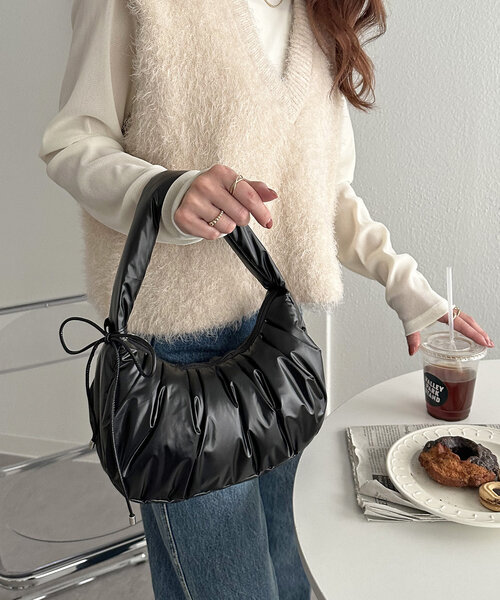 DISCOAT(ディスコート)の「メタリッグギャザーホーボーバッグ(ハンドバッグ・レディース・シャンパン/ホワイト/ブラック/シルバー・FREE)」の6枚目の写真