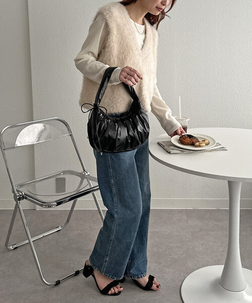 DISCOAT(ディスコート)の「メタリッグギャザーホーボーバッグ(ハンドバッグ・レディース・シャンパン/ホワイト/ブラック/シルバー・FREE)」の8枚目の写真