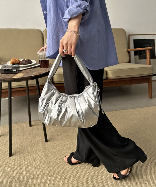 DISCOAT(ディスコート)の「メタリッグギャザーホーボーバッグ(ハンドバッグ・レディース・シャンパン/ホワイト/ブラック/シルバー・FREE)」の14枚目の写真