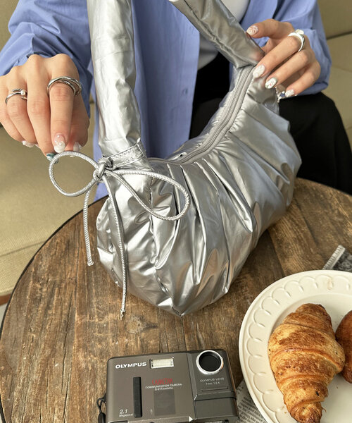 DISCOAT(ディスコート)の「メタリッグギャザーホーボーバッグ(ハンドバッグ・レディース・シャンパン/ホワイト/ブラック/シルバー・FREE)」の16枚目の写真