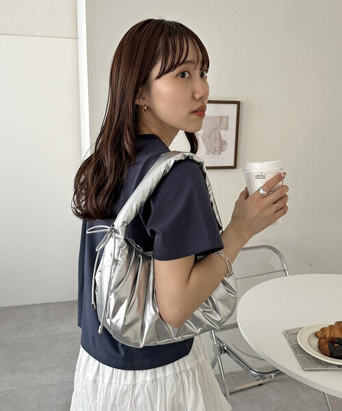 DISCOAT(ディスコート)の「メタリッグギャザーホーボーバッグ(ハンドバッグ・レディース・シャンパン/ホワイト/ブラック/シルバー・FREE)」の17枚目の写真