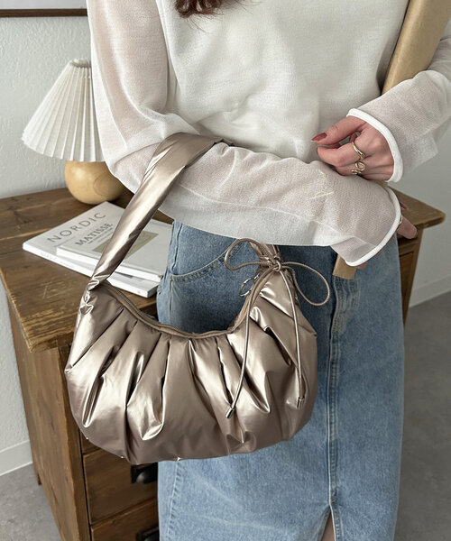 DISCOAT(ディスコート)の「メタリッグギャザーホーボーバッグ(ハンドバッグ・レディース・シャンパン/ホワイト/ブラック/シルバー・FREE)」の22枚目の写真