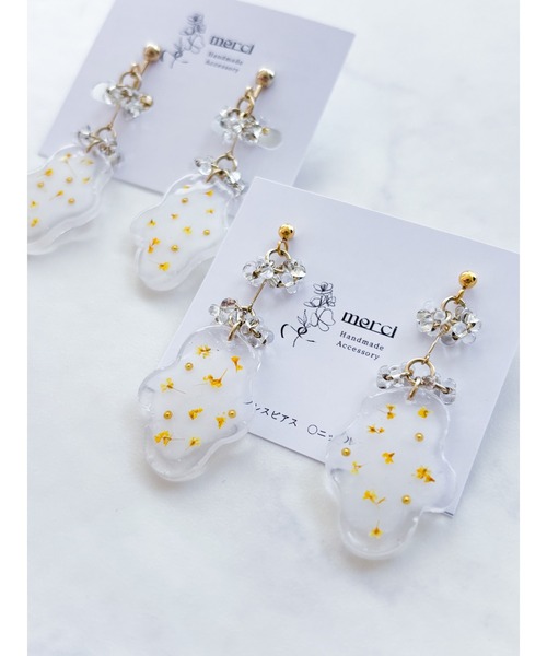tone(トーン)の「【YM】黄花×ニュアンス レジン サージカルステンレスピアス(MA)(ピアス(両耳用)・レディース・ホワイト・FREE)」の2枚目の写真