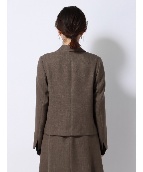SUIT SQUARE（スーツスクエア）の「ダブルブレストショートジャケット ウォッシャブル ストレッチ フルーフィエステル 織柄（テーラードジャケット・レディース・ベージュ系/ブラウン系・38(9号)/40(11号)）」の5枚目の写真