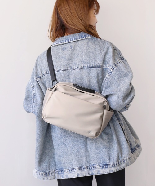 sankyo shokai（サンキョウショウカイ）の「ショルダーバッグ ストレッチ ナイロン 軽量（ショルダーバッグ・レディース・グレイッシュベージュ/ブラック/グレー/カーキ・FREE）」の3枚目の写真