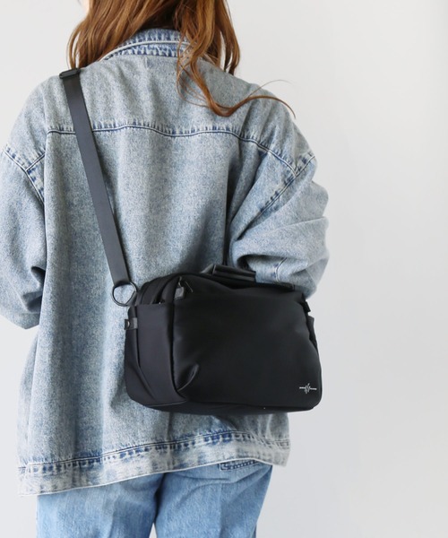 sankyo shokai（サンキョウショウカイ）の「ショルダーバッグ ストレッチ ナイロン 軽量（ショルダーバッグ・レディース・グレイッシュベージュ/ブラック/グレー/カーキ・FREE）」の5枚目の写真