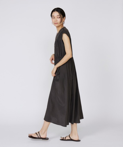 INED(イネド)の「【接触冷感】綿キュプラ ピンタックワンピース(ワンピース・レディース・モカ/イエロー・9号/11号)」の4枚目の写真