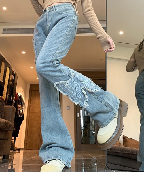 almo(アルモ)の「フリンジバタフライフレアデニムパンツ(BQ)(デニムパンツ・レディース・ブルー・LARGE/MEDIUM)」の4枚目の写真