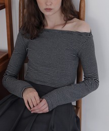 オフショルクロップドロングスリーブTシャツ