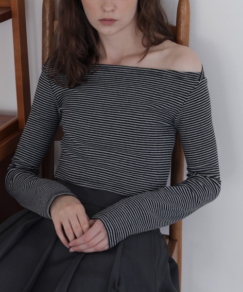 Mili affinity(ミリアフィニティー)の「オフショルクロップドロングスリーブTシャツ(Tシャツ/カットソー・レディース・カーキ/ブラック/杢グレー/オフホワイト/ピンク/ブラウン/レッド/ブラック系/チャコール・FREE)」の3枚目の写真